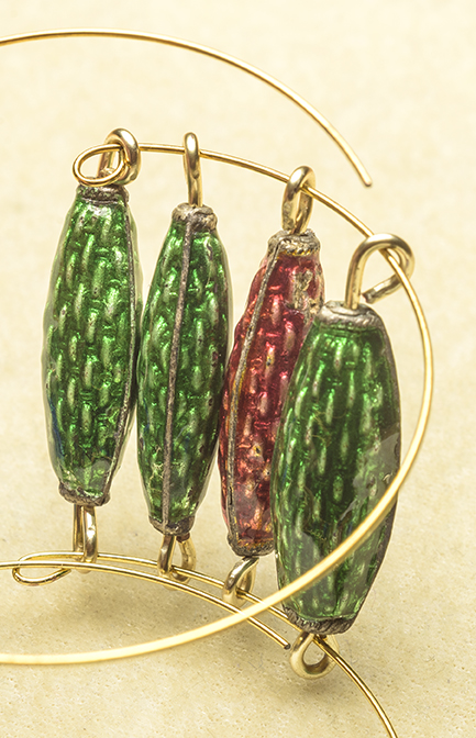 Nancy Chase's Holiday Lights Cuff - , Contemporary Wire Jewelry, Loops, Wire Loop, Wrapped Wire Loop, insert the second memory wire throught the bead links